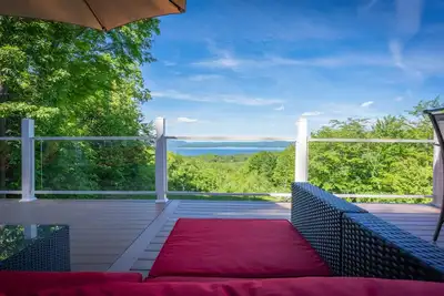 Image de Nouveaux propriétaires, même luxueux 4 chambres / 4 salles de bain luxueux Mt Retreat près du lac