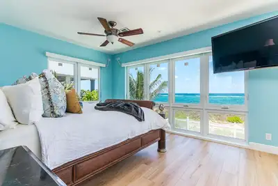 Image de Villa en bord de mer avec accès à la plage privée!