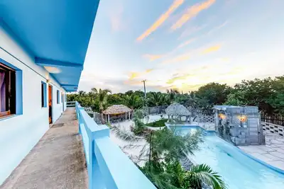 Image de Propriété multi-suite familiale avec piscine privée, bar dans la piscine et kayaks