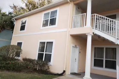 Image de À côté du centre commercial (restaurants)! 2 miles à Disney. Condo 4br de 1650 pc avec vue sur le lac