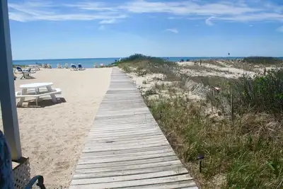 Image de Nouvelle inscription - Vues panoramiques sur l'eau - À 50 pas de la plage privée!