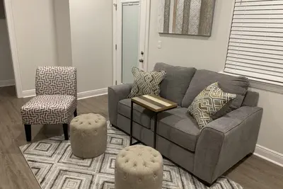 Image de Luxueux appartement au centre-ville au 2ème étage avec balcon.