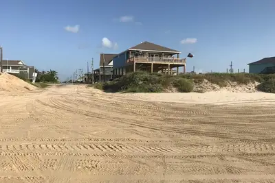 Image de 2017 Beach Front Construction situé au coeur de Crystal Beach - Aria
