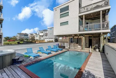 Image de Sol mate | 75 pieds de la plage | Piscine privée, bain à remous