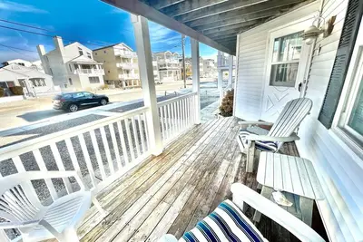 Image de Maison de ville 4 chambres 2 salles de bain beachblock à Ti. Profitez de l'extrémité sud de Sea Isle dans cette grande maison