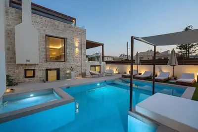 100 m de la plage, bain à remous, piscine, ping-pong, sauna et salle de gym, chaises longues privées!