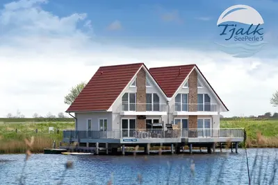 Image de La maison de vacances \"Seeperle Tjalk\" est votre propre petite île sur l'eau.
