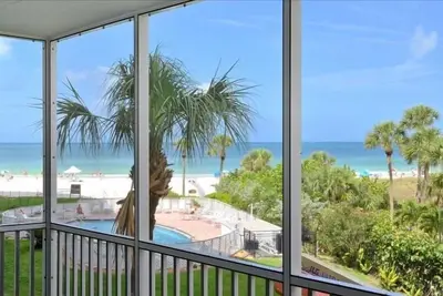 Image de Unité magnifiquement désignée avec vue sur la plage!