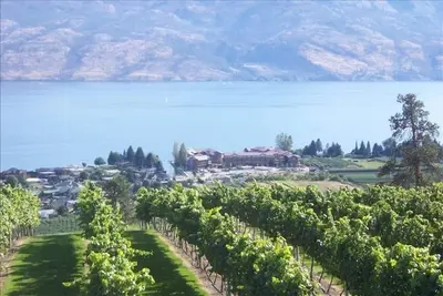 Image de Lakefront Luxury en face de caves de renommée mondiale