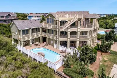 Hughes Hideaway | 630 m de la plage | Piscine privée, bain à remous | Corolle