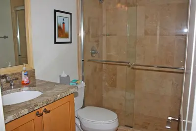 Image de Fantastique Oceanfront trois chambres à coucher. Planchers de travertin, cuisine et salles de bain personnalisées. Condo de luxe!