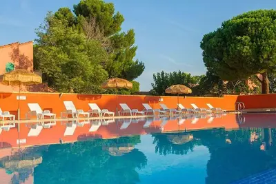 Image de Jolie maison, parc arboré, grande piscine collective. Parking privé. Commerces