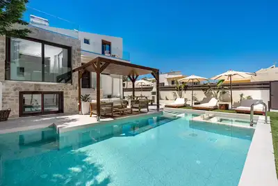 Image de 100 m de la plage, piscine pour enfants, ping-pong, sauna et salle de gym, chaises longues privées!