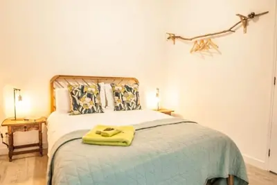 Image de 4 chambres Ă coucher dans une belle maison de vigneron