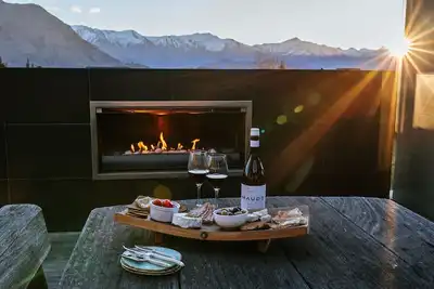 Image de Maison moderne et luxueuse avec vue sur le lac et bain Ă remous.