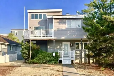Image de 2 pâtés de maisons de la plage, proche à pied des restaurants et des boutiques!