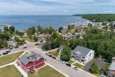 Image de Condominium nouvellement construit au coeur de Sister Bay!