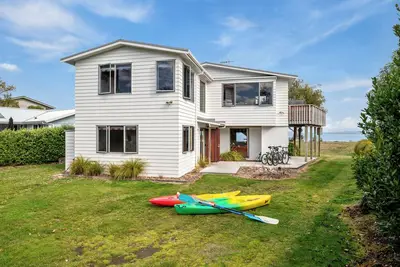 Image de Bord de l'eau absolu avec WiFi - Five Mile Bay Holiday Home