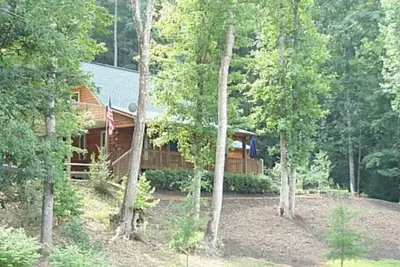 Image de Log Home isolée sur 10 acres w creek, jardin privé et sentiers de randonnée.