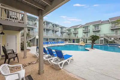 Image de Au bord de la piscine; Propriété au 1er étage avec accès immédiat à la piscine.