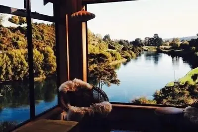 Image de Maison au design époustouflant, vue imprenable sur le fleuve
