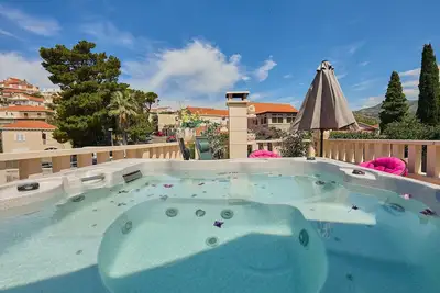 Image de Heavenly Holiday Home - Appartement 3 chambres avec jacuzzi et vue sur la mer