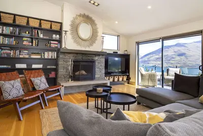 Image de Vue imprenable sur le lac et la montagne - Qtn Hill,