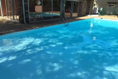 Image de bel appart en rez de jardin avec une grande piscine et situé à 400 M de la plage