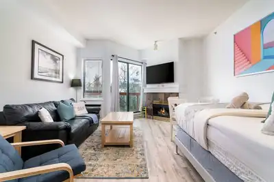 Image de Whistler Central Village Suite - Best Value - Hot Tub & Parking & Vues gratuit!