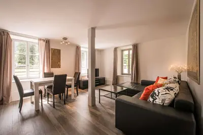 Image de Ouest face à une chambre au rez-de-chaussée appartement avec salon séparé Cuisine