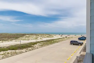 Image de Propriété au 2ème étage avec un emplacement incomparable avec une vue magnifique sur la plage!