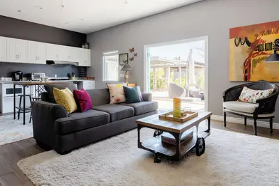 Image de Restez près des sites culturels et sportifs dans un studio papillon spacieux et élégant