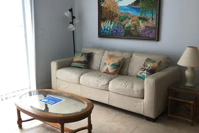 Image de Condo lumineux et neuf Ă quelques pas de la plage et de la baie