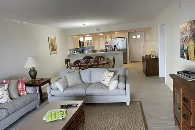 Image de Apportez votre maillot de bain et commencez vos vacances à la plage dans ce condo bien aménagé de 2 chambres et 2 salles de bain au 3e étage
