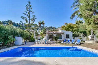 Image de Villa à louer à Moraira Beniali, pour 6 pax avec piscine privée.