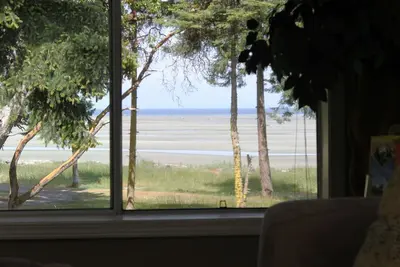 Image de Beachfront- Rathtrevor Deluxe 3 chambres, 2 salles de bain condo.