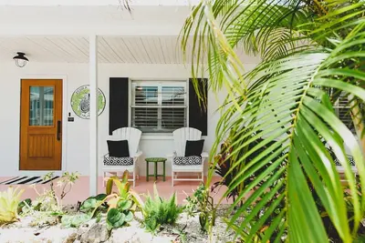 Image de ÉTAPES À La Plage Avec Piscine! Peut ÊTRE LOUÉ Comme 4 Chambres!