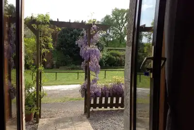 Image de Charmant cottage breton dans un cadre boisé isolé avec piscine et spa
