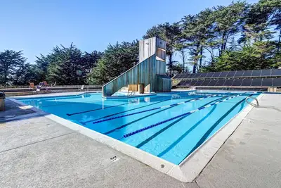 Image de Cabine pour chien avec vue sur l'océan, bain à remous privé et barbecue, et accès aux piscines!