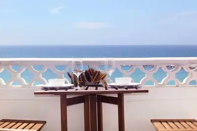 Image de Appartement situé en plein sur la mer, balcon avec barbecue