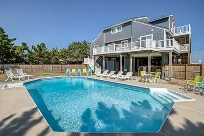 Image de Pente d'été | 130 pieds de la plage | Piscine privée