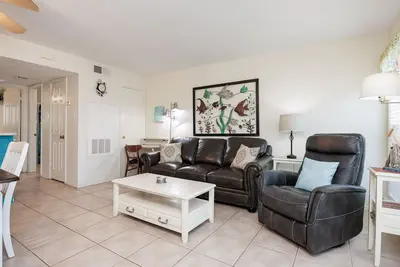 Image de Beachview; Propriété au 1er étage avec vue et emplacement incomparables! Pet-Friendly