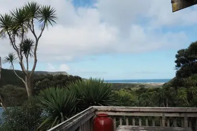 Image de Ruru Cottage niché à la belle plage de Bethells