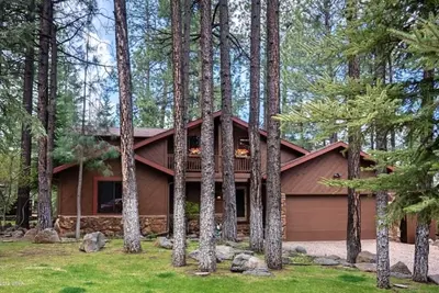 Image de Tout Neuf! La cabine la plus mignonne à Pinetop! Juste une promenade de 30 secondes au lac Jackson!