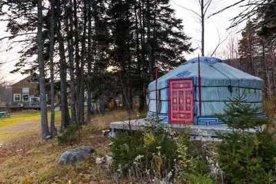 Image de Petite yourte rouge à Cabot Shores Wilderness Resort