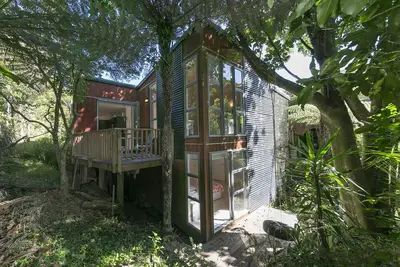Teds Cottage - Ted's Cottage is a lovely, well appointed and super comfy Waiheke holiday house that has a lovely fresh feel to it. Nestled among the trees in a way that provides you with a peaceful and relaxing stay, the perfect example of a warm and