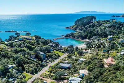 Image de Drop Anchor - Drop Anchor is a truly special holiday home sitting directly beachfront on Enclosure Bay. Built in 1920 by the family who originally owned and farmed Enclosure Bay, it has only recently been fully renovated to make it a modern chic holi