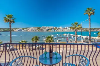 Image de Front de mer 2 chambres apt. Ă St Pauls Bay - Navettes \/ Parking faciles - Wi-Fi - Quartier calme