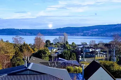 Image de Maison familiale très spacieuse sur trois niveaux avec vue sur le lac