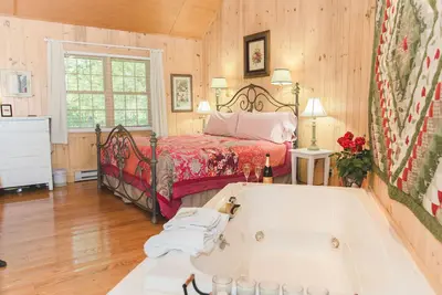 Twinleaf Honeymoon Cottage à Autumn Ridge